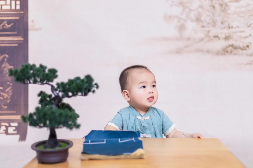 武威怀孕肚子中间凹两边凸